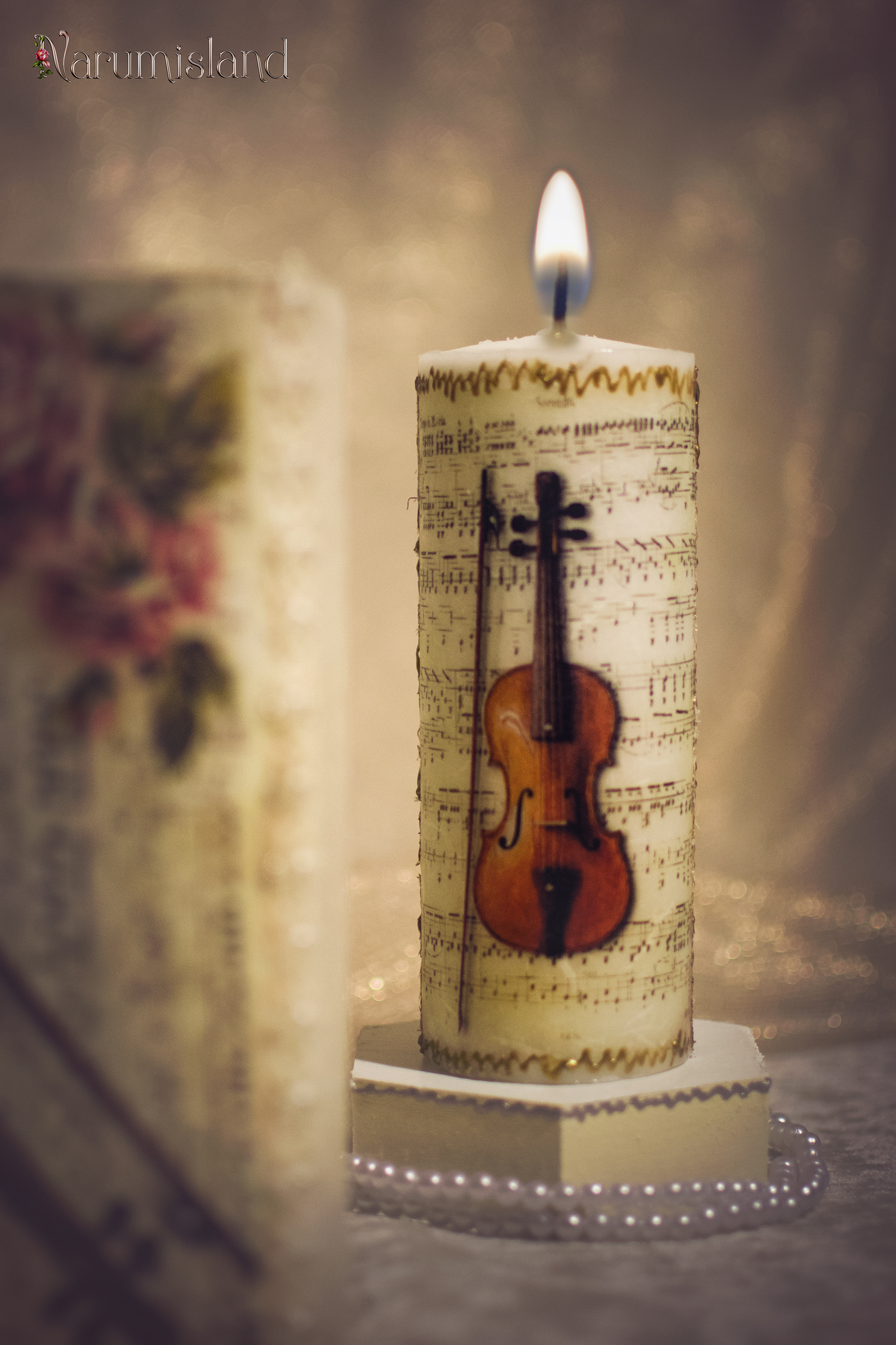 Lumanare decorativa cu vioara si note muzicale